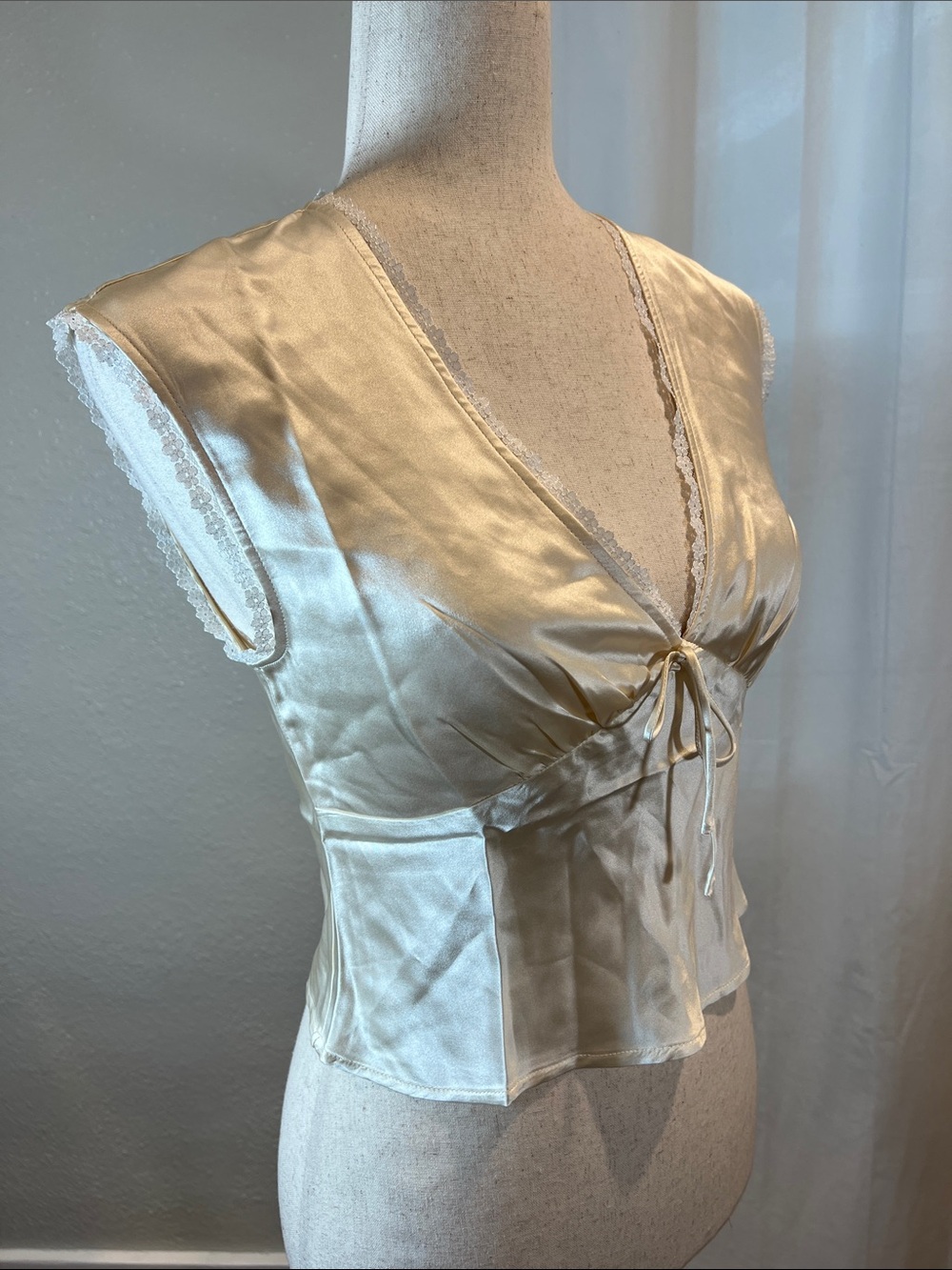 Kourt Arida 100% Silk Ivory Lace-Trim Camisole Top - Picture 5 of 11
